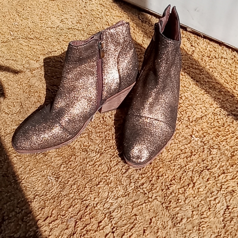 - Wedged shoes by Antelope